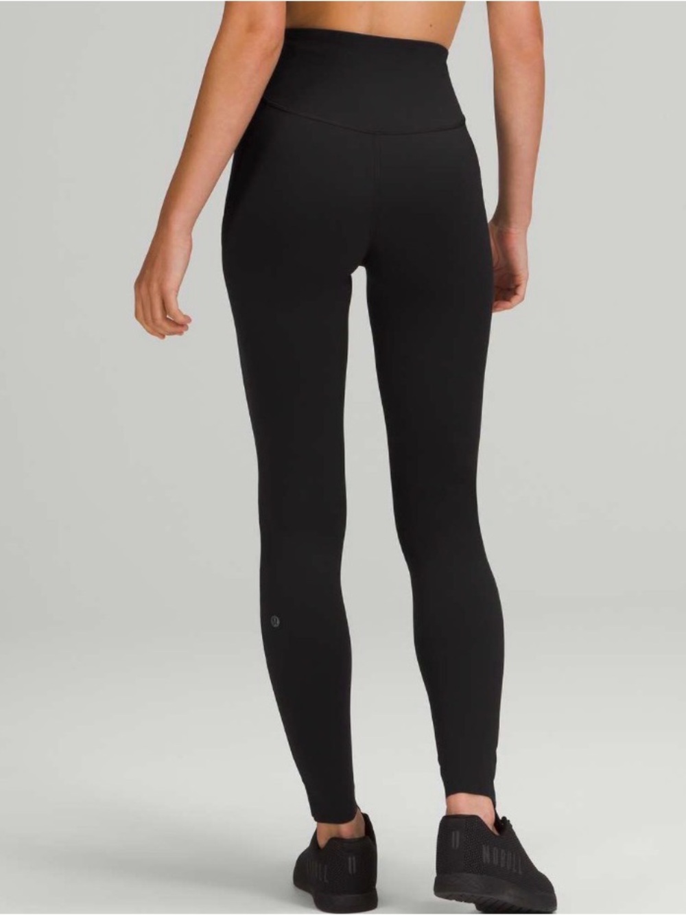 Lululemon Base Pace High-Rise Tight 28"
Black Size 6